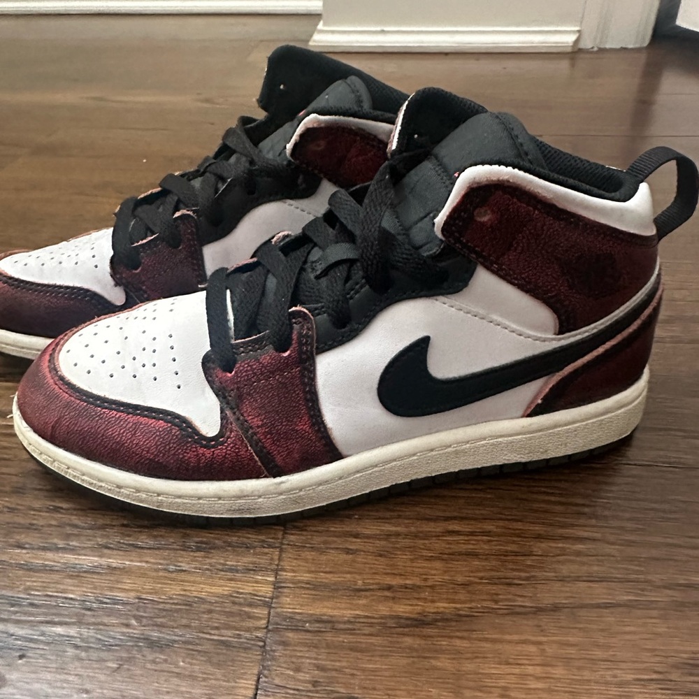 Nike Black and Red Sneakers for Everyday Style.